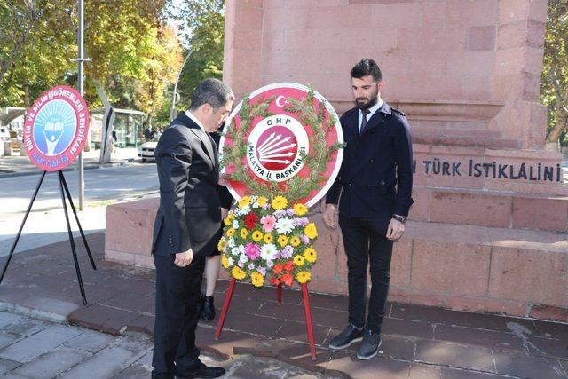 CHP anıta çelenk sundu