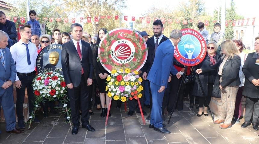 CHP anıta çelenk sundu