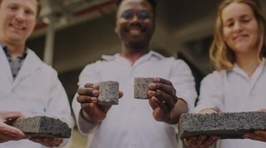 Güney Afrikalı bir grup öğrenci insan idrarından tuğla üretti