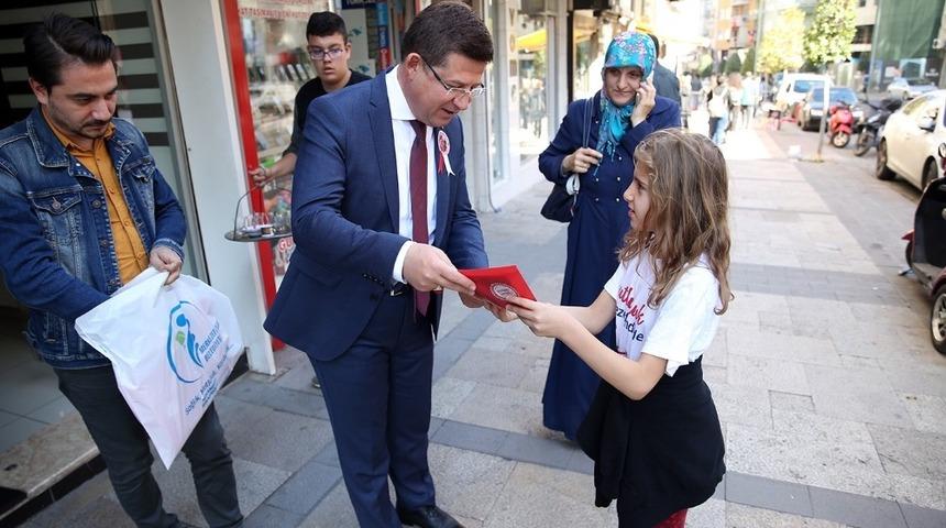 Başkan Subaşıoğlu T&uuml;rk bayrağı dağıttı