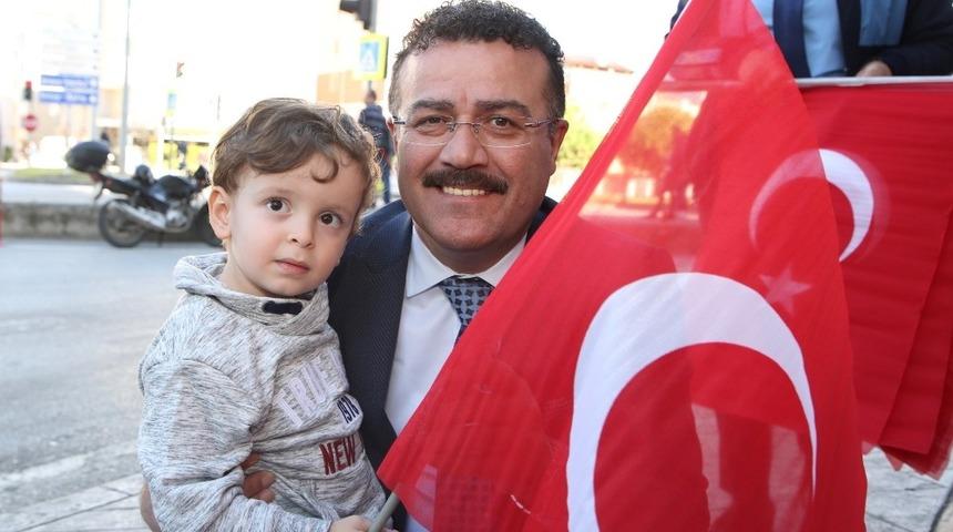 Başkan Taş&ccedil;ı, T&uuml;rk bayrağı dağıttı
