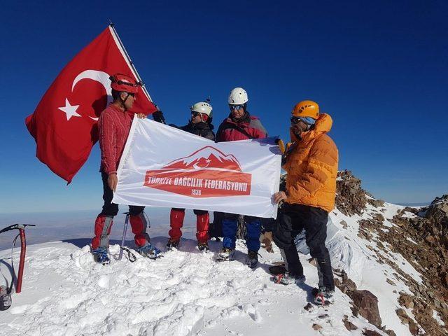 100 dağcıdan 29 Ekim tırmanışı