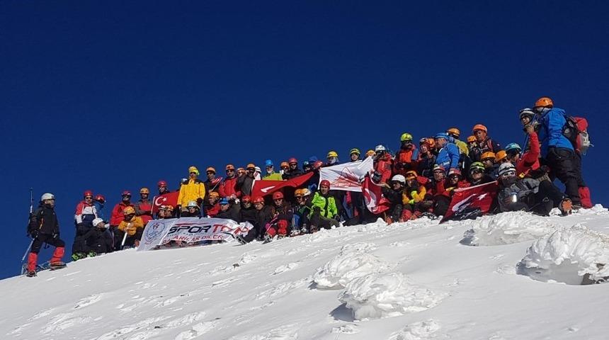 100 dağcıdan 29 Ekim tırmanışı
