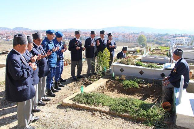 Kıbrıs gazileri, silah arkadaşlarını unutmadı