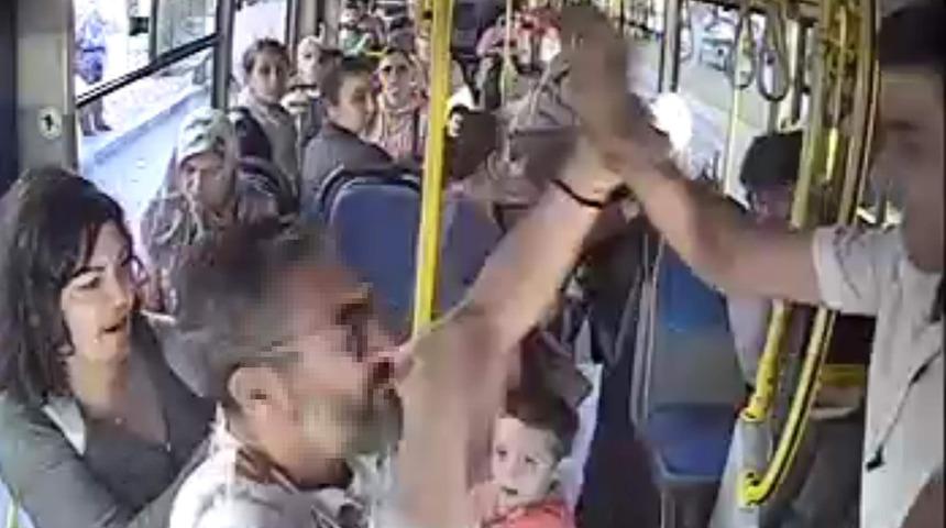 &Ccedil;ocuk i&ccedil;in kart basma kavgasında şof&ouml;r&uuml;n burnu kırıldı