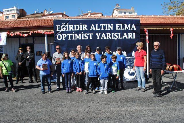 Yelkencileri rüzgarsızlık vurdu