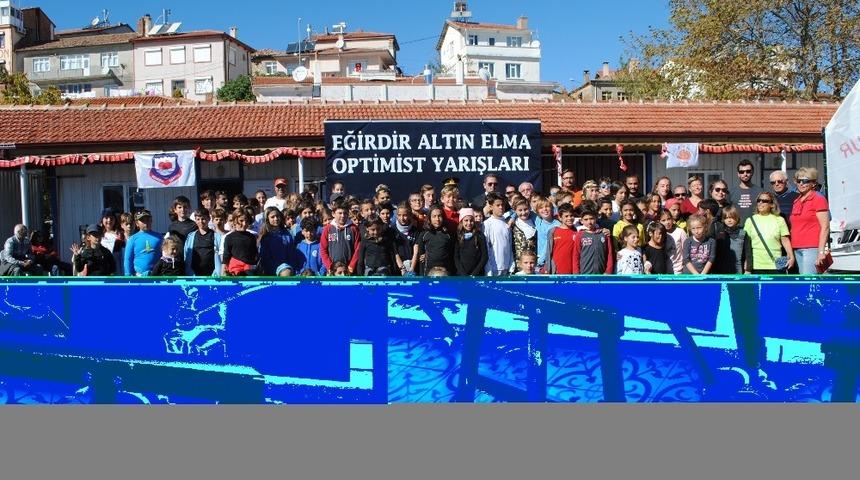 Yelkencileri r&uuml;zgarsızlık vurdu