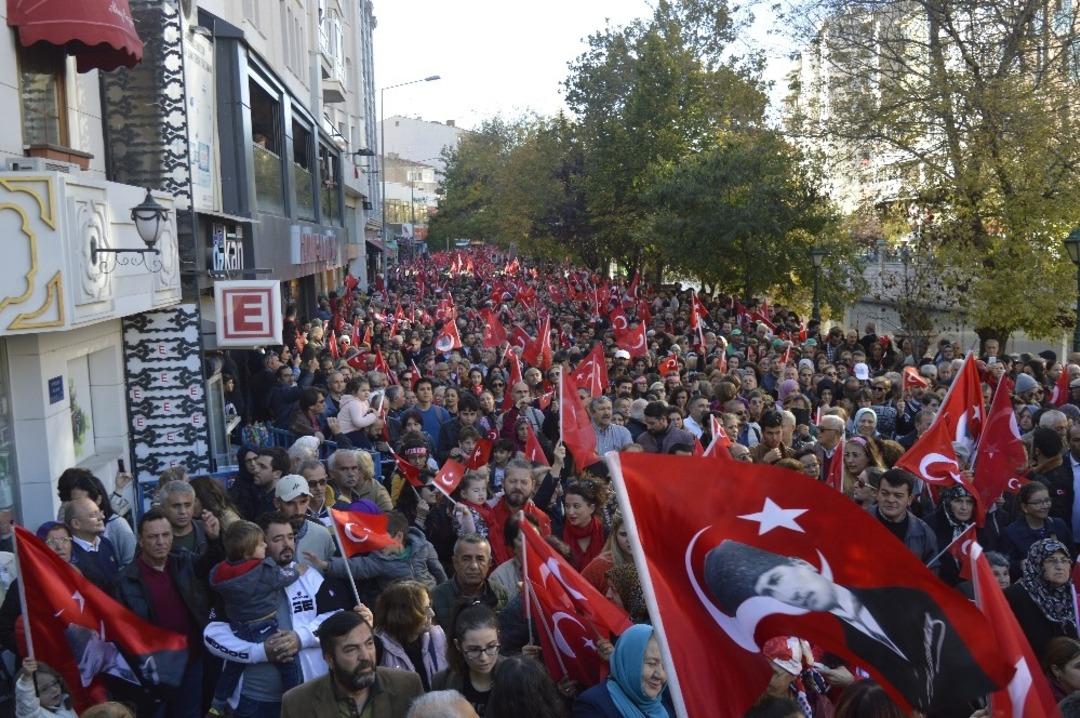 Eskişehirlilerden kendilerine yakışan Cumhuriyet y&uuml;r&uuml;y&uuml;ş&uuml;