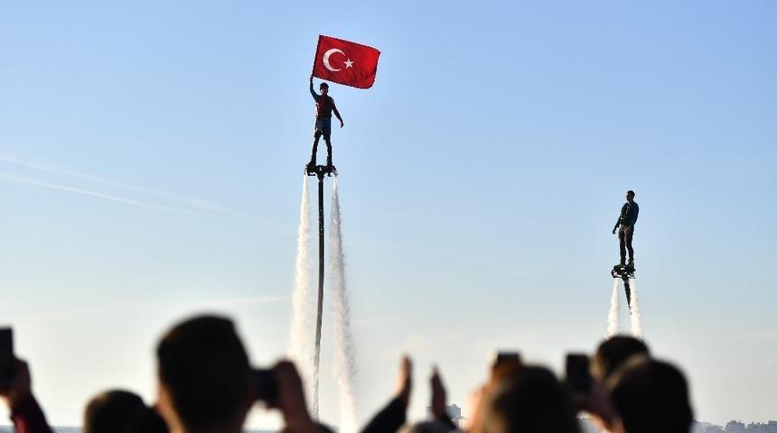 İzmirlilere flyboard s&uuml;rprizi