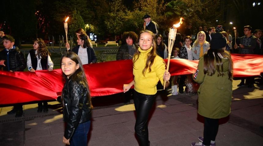 -Erbaa&rsquo;da &ouml;ğrencilerden Cumhuriyet y&uuml;r&uuml;y&uuml;ş&uuml;