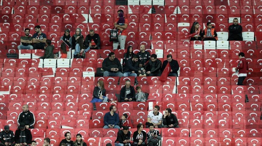 Beşiktaş taraftarından Fenerbahçe'ye: 'El ele kümeye'