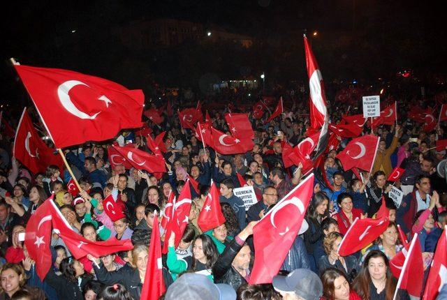 Salihli, Cumhuriyet Bayramı’nda fener alayı ile aydınlandı