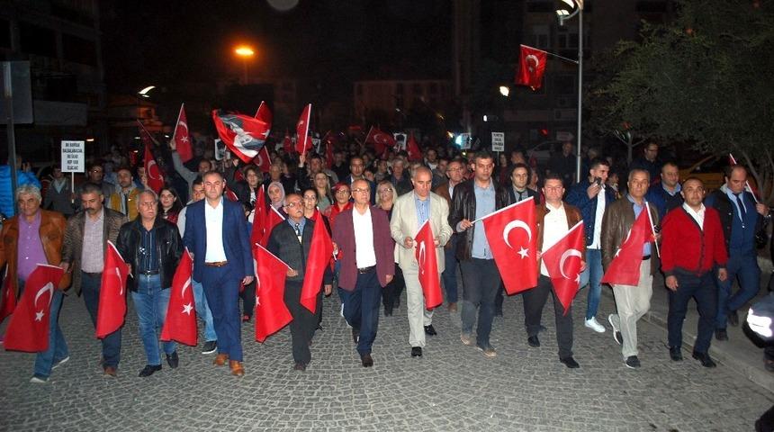 Salihli, Cumhuriyet Bayramı&rsquo;nda fener alayı ile aydınlandı