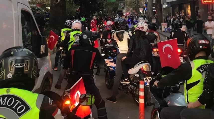 Motosiklet tutkunları, motosikletlerini Cumhuriyet i&ccedil;in s&uuml;rd&uuml;