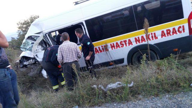 Manisa'da traktörle minibüs çarpıştı: 5 yaralı
