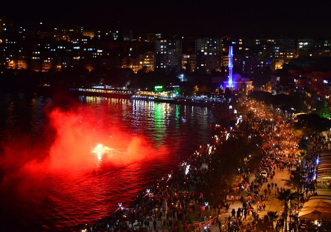 T&uuml;rkiye uyumadı! Binler Cumhuriyet'in 95. yılını b&ouml;yle kutladı