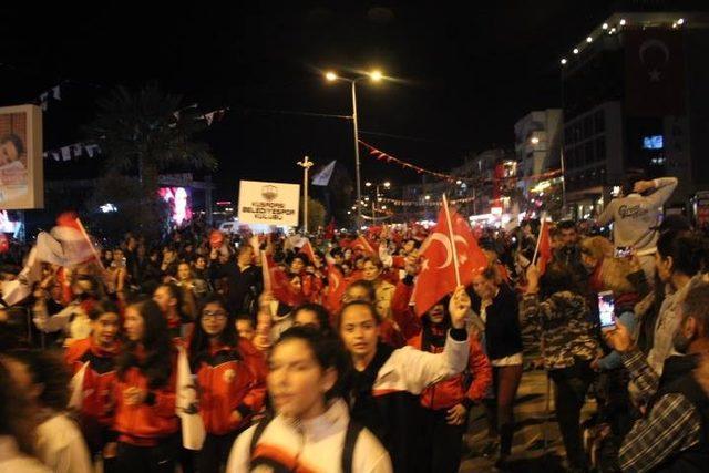 Kuşadası’nda Cumhuriyet Yürüyüşü