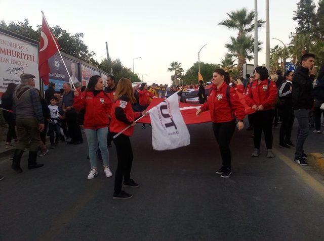 Kuşadası’nda Cumhuriyet Yürüyüşü