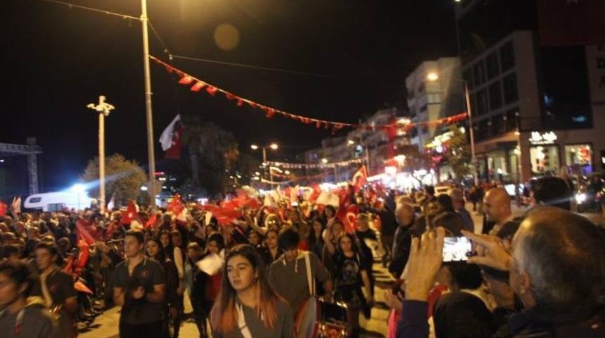 Kuşadası&rsquo;nda Cumhuriyet Y&uuml;r&uuml;y&uuml;ş&uuml;