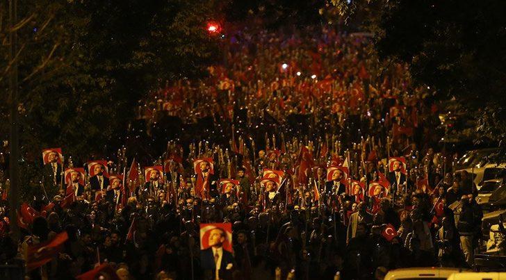 Türkiye uyumadı! Binler Cumhuriyet'in 95. yılını böyle kutladı G1