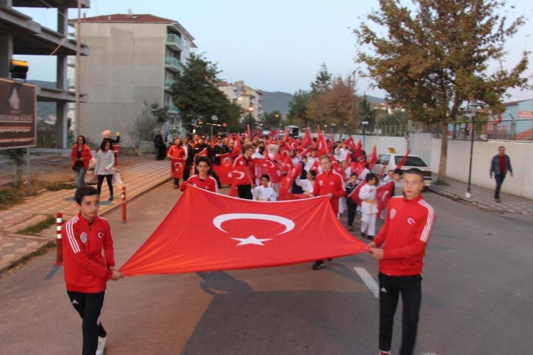 Osmaneli &lsquo;de 29 Ekim Cumhuriyet Bayramı Fener Alayı d&uuml;zenlendi