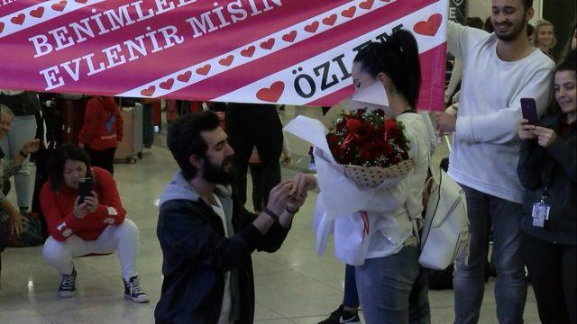 Sabiha Gökçen Havalimanı’nda evlilik teklifi