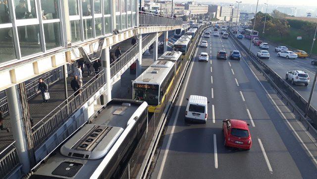 Metrobüs arızası yoğunluğa neden oldu