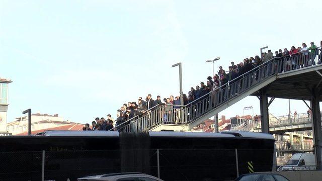 Metrobüs arızası yoğunluğa neden oldu