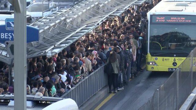 Metrobüs arızası yoğunluğa neden oldu