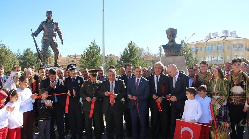 Dumlupınar&rsquo;a Mehmet&ccedil;ik anıtı