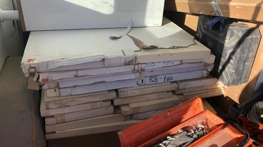 Mobilya par&ccedil;alarının i&ccedil;erisinde 3 bin paket ka&ccedil;ak sigara &ccedil;ıktı