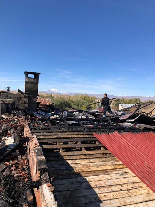 Ağrı’da çatı yangını 1