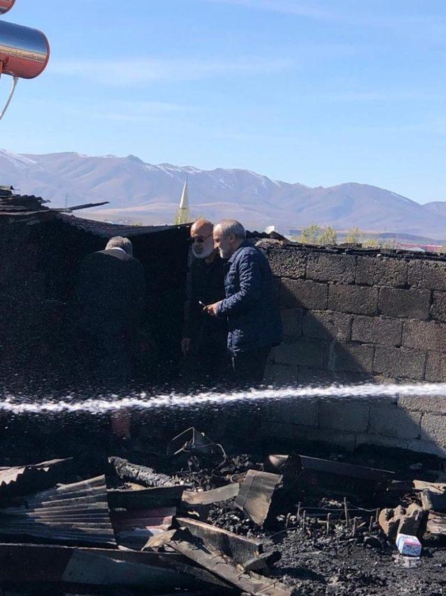 Ağrı’da çatı yangını 2