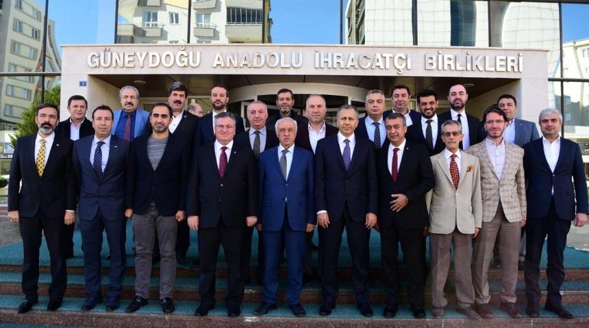 Vali Yerlikaya ihracat&ccedil;ılarla vedalaştı