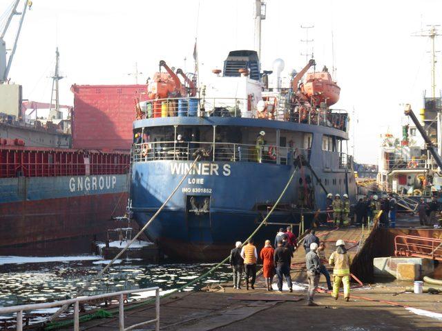 Tuzla'da tersanedeki bir gemide yangın (2)