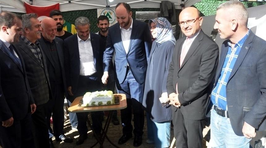 Kuruluş pastasını B&uuml;y&uuml;kg&uuml;m&uuml;ş kesti