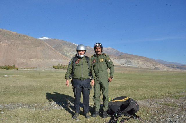 Erzincan Valisi paraşütle uçtu