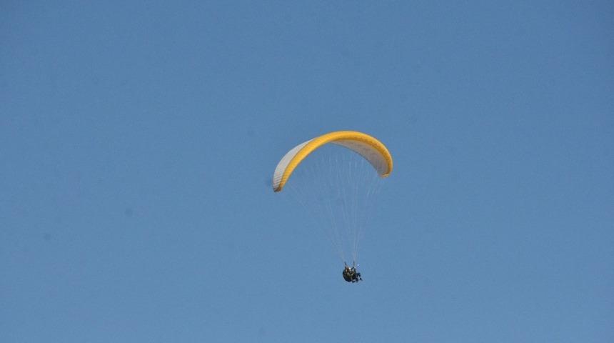 Erzincan Valisi paraşütle uçtu