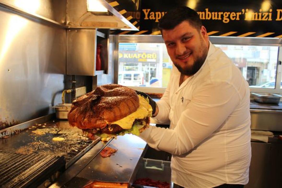 İzmir&rsquo;de 5 kiloluk dev hamburger 