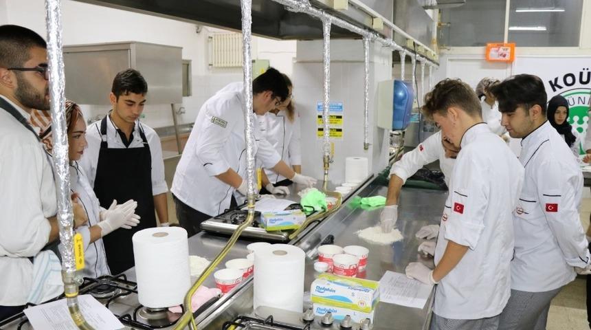 &Uuml;niversiteli b&uuml;y&uuml;kleriyle yemek yaptılar