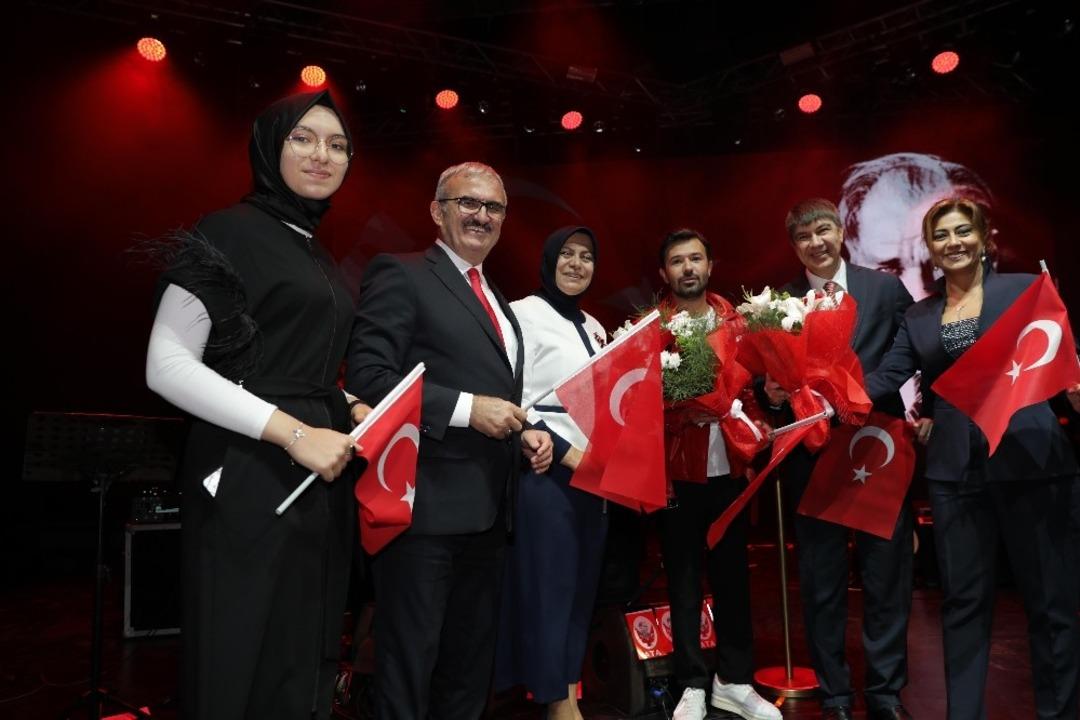 Antalyalılar Cumhuriyet Bayramı&rsquo;nı Yalın&rsquo;la kutladı