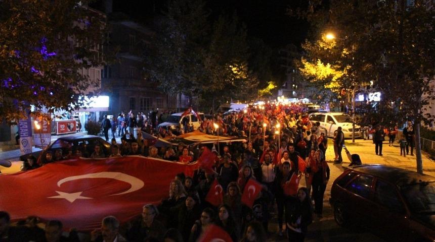 S&ouml;keliler Cumhuriyet i&ccedil;in y&uuml;r&uuml;d&uuml;