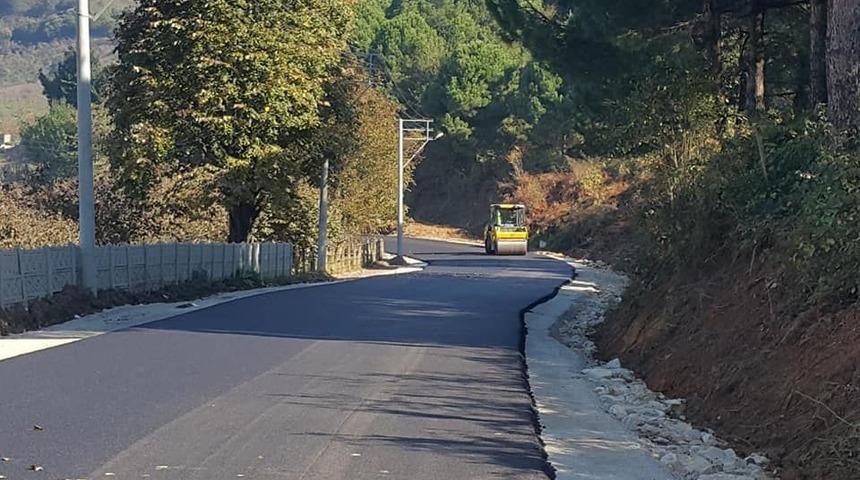 Ağır tonajlı kamyonların çalıştı yola sıcak asfalt serildi