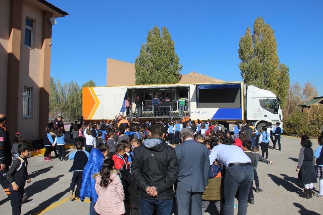 &Ouml;ğrenciler Deprem Sim&uuml;lasyon Tırında depremi bire bir yaşadı