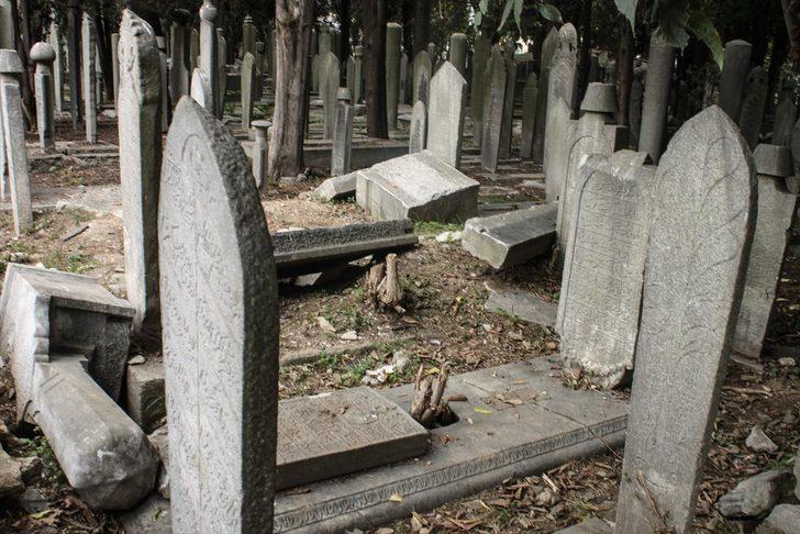 İstanbul'un tarihi mezarlığı definecilerin hedefinde  G1