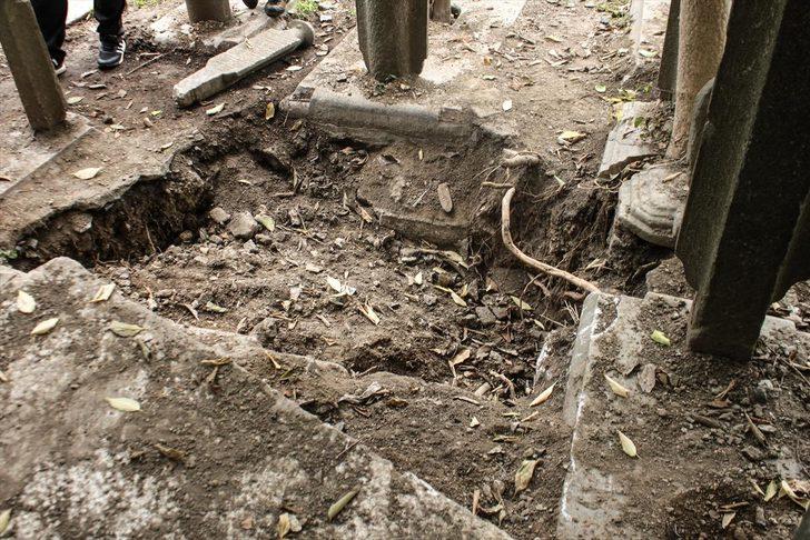 İstanbul'un tarihi mezarlığı definecilerin hedefinde  G2