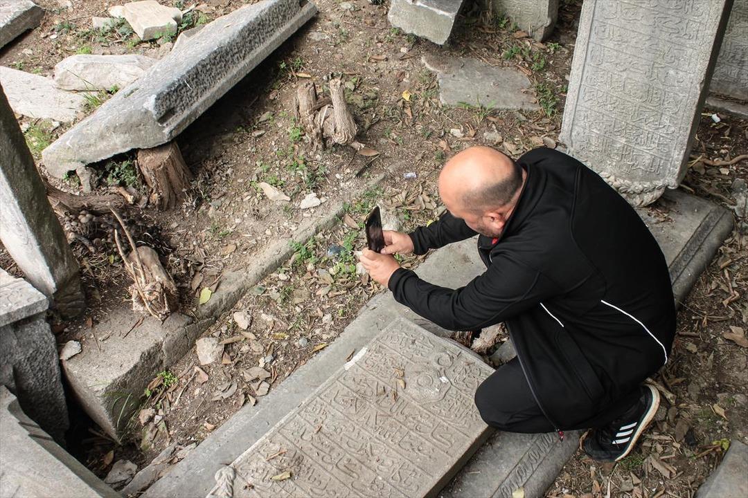 İstanbul'un tarihi mezarlığı definecilerin hedefinde 