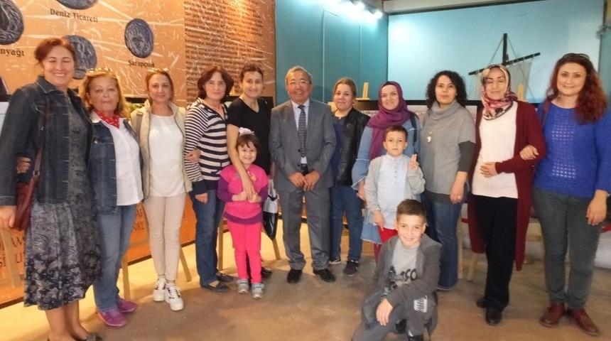 Burhaniyeli sağlık&ccedil;ılar fotoğraf sergisini ziyaret etti