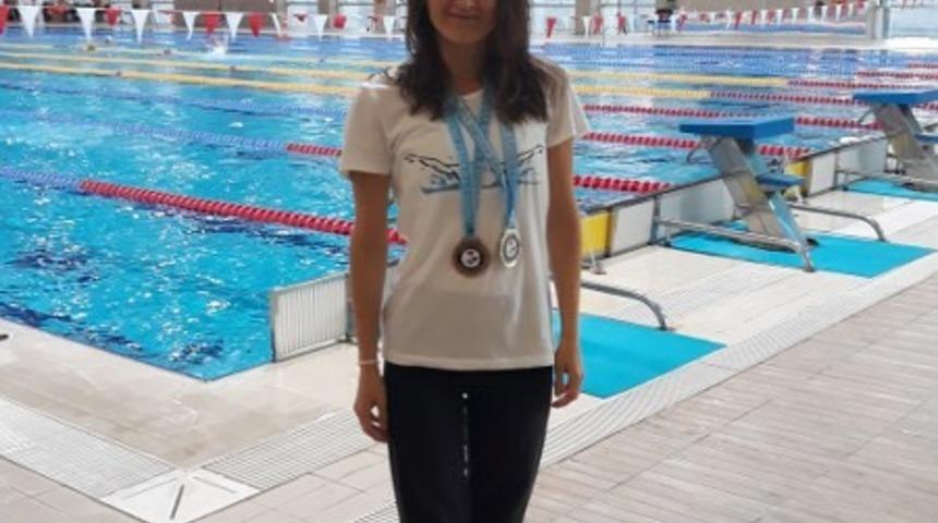 Genç öğretmen Polatlı’ya madalyalarla döndü