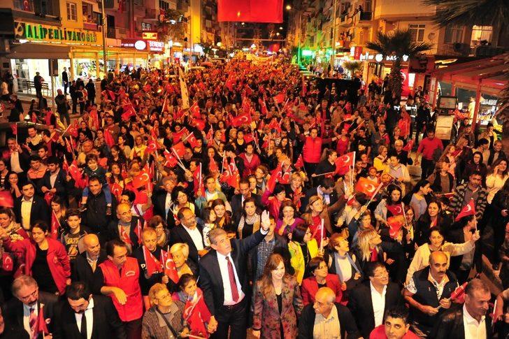 İzmir’deki Cumhuriyet coşkusu gece boyu devam etti G1